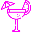 Copa de cóctel colorida con sombrilla y rodaja de fruta, ideal para representar bebidas tropicales y fiestas.
